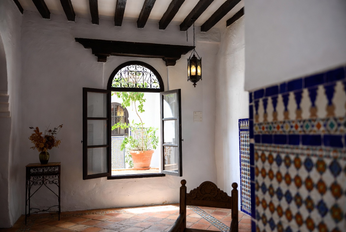 Rue historique baignée de lumière dorée